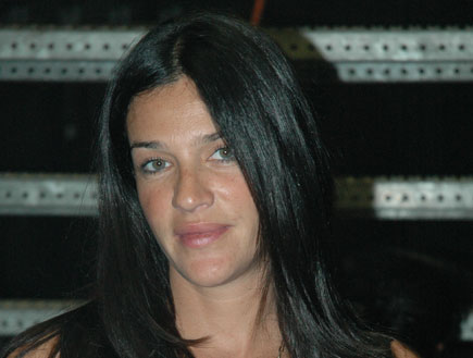 שירז טל בחולצה שחורה עם שרשרת לב ושיער פזור (צילום: mako ,mako)