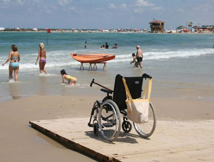 תוצאת תמונה עבור נכה בחוף הים