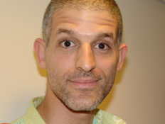 קלוז אפ של רשף לוי הקומיקאי (צילום: mako)