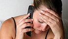 בחורה עצובה מדברת בטלפון סלולרי (צילום: istockphoto)