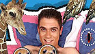 זוג במיטה עם הרבה חיות (צילום: mako)