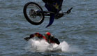 אופנוען נופל למים(getty images)