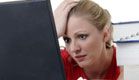 אישה חושבת מול מסך מחשב (צילום: istockphoto ,istockphoto)