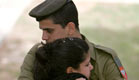 חייל צה"ל ואזרחית (צילום: רויטרס)