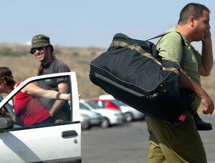 חייל מילואים מדבר בנייד(getty images)