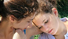 שתי בחורות מנחמות אחת את השניה(istockphoto)