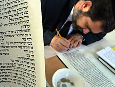 דתי כותב וקורא בספר תורה (צילום: getty images ,getty images)