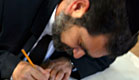 דתי כותב וקורא בספר תורה (צילום: getty images ,getty images)