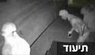 חשודים בשוד מזויין נתפסו במצלמת אבטחה (צילום: חדשות 2)