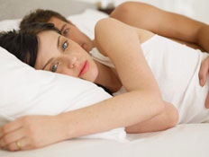 זוג שוכב- באסה במיטה (צילום: getty images)