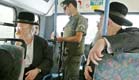 חרדים באוטובוס (צילום: AP)