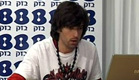 אביב עונה על שאלות ומקבל הפתעה