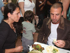 סער שיינפיין בחומוס של אכרם ואייל רשף קונה רהיטים, (צילום: אלעד דיין ,mako)