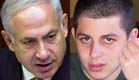נתניהו ושליט. "הוא יגיע" (צילום: AP)