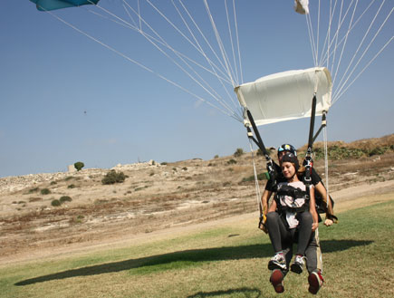  גאלה קוגן צונחת (צילום: יחסי ציבור ,mako)