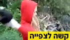 זורקת למים גורי כלבים (צילום: פייסבוק)