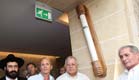 התקנת המזוזה, הבוקר (צילום: סיון פרג')
