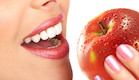 אישה אוכלת תפוח (צילום: istockphoto ,istockphoto)