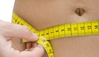 בחורה מודדת את היקף הבטן (צילום: istockphoto)