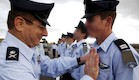 הענקת כנפי טייס (צילום: getty images ,getty images)