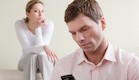 גבר שולח הודעה אישה עצובה מאחור (צילום: istockphoto)