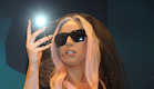ליידי גאגא מצלמת בנייד (צילום: getty images ,getty images)