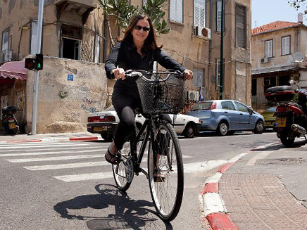 אחראית לחוק הפטור מקסדות ברכיבה עירונית (צילום: פייסבוק)