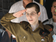 גלעד מתעורר בבית אחרי חמש שנים וחצי (צילום: לע"מ)