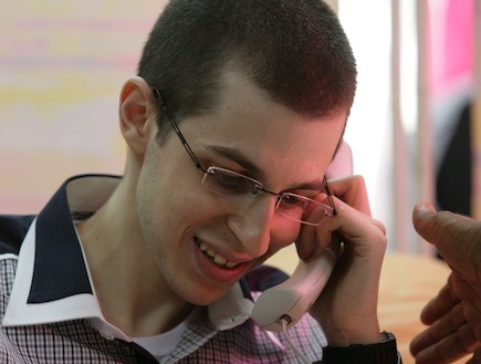 גלעד שליט משוחח עם הוריו