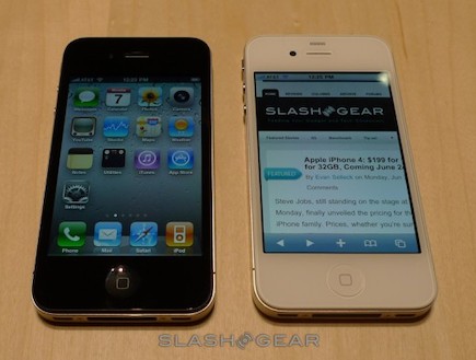 אייפון 4S (מימין), מול אייפון 4 (קרדיט: slashgear) (צילום: צילום מסך)