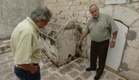 דודו אלהרר בוחן קבר מוסלמי (צילום: חדשות 2)