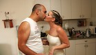 חתונות ביתיות - נשיקה בסלון (צילום: אורי שדה)