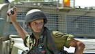 חייל ישראלי זורק רימון (צילום: getty images)