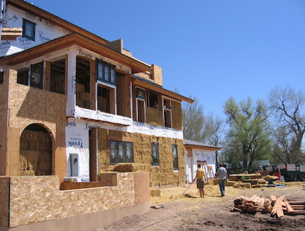 בתים ממוחזרים קש 1 (צילום: צילום מסך)