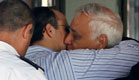 משה קצב בכניסה לכלא מעשיהו (צילום: רויטרס)