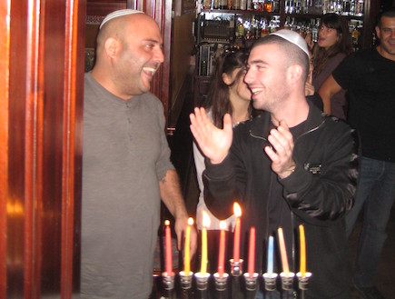 עומר אדם ואסף אטדגי מדליקים נרות חנוכה 2011 (צילום: יחסי ציבור ,mako)