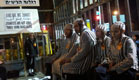 חרדים מפגינים עם טלאי צהוב (צילום: יוסי זילברמן)