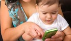 אמא וילדה משחקות באייפון (צילום: istockphoto)