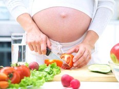 אישה בהריון מבשלת במטבח (צילום: ThinkStock ,Thinkstock)