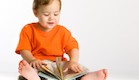 פעוט קורא ספק וצוחק (צילום: אימג'בנק / Thinkstock)