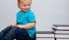 ילד קטן עומד על ערימת ספרים (צילום: אימג'בנק / Thinkstock)