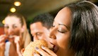 אישה אוכלת המבורגר במסעדה (צילום: אימג'בנק / Thinkstock)