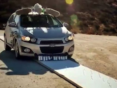 שברולט סוניק בקליפ של OK GO (צילום: יוטיוב )