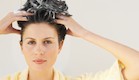 אישה חופפת שיער (צילום: אימג'בנק / Thinkstock)