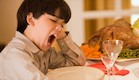 ילד מפהק בזמן ארוחה (צילום: אימג'בנק / Thinkstock)