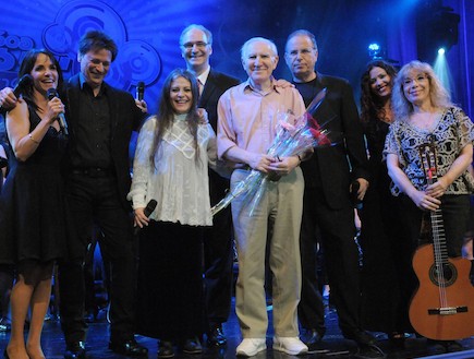 מוני אמריליו עם הזמרים והזמרות ששרו לכבודו במופע המחווה בפסטיבל ימי זמר בחולון