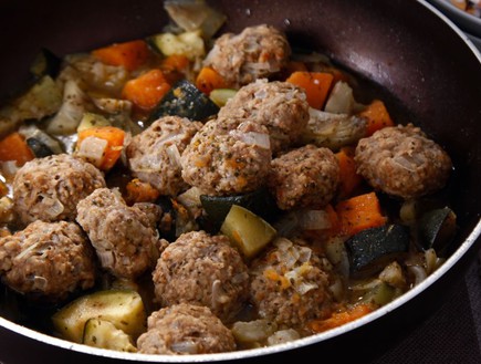 תבשיל ירקות עם קציצות (צילום: אפיק גבאי ,אוכל טוב)
