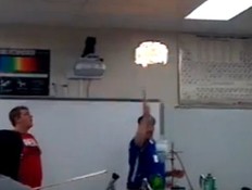 המורה לכימיה והניסוי הכושל(צילום מסך youtube)