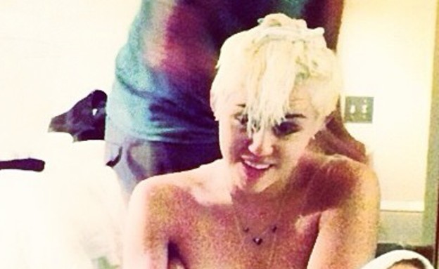 Mylie cyrus completely nude