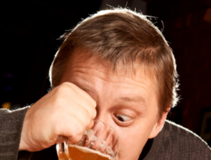 שותה בירה (צילום: Gorbunov Evgenij, Istock) שותה בירה (צילום: Gorbunov Evgenij, Istock)
